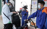 Giá xăng RON 95 tăng lên mức gần 30.000 đồng/lít