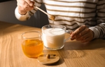 Uống sữa mật ong đều đặn sẽ tốt cho da và xương khớp