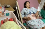 Mẹ chồng đi chăm con dâu đẻ, bác sĩ đi qua thấy cảnh tượng lạ liền vào nhắc