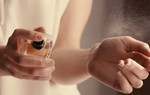 5 cách xịt nước hoa để giữ mùi hương cả ngày