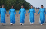 Lần đầu tiên, áo dài Hội tung bay trên đảo Trường Sa