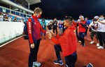 Tiến Trọng quỳ cầu hôn bạn gái tại sân vận động sau khi giành HCV SEA Games 31