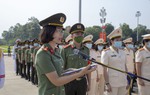 Phụ nữ Công an tiêu biểu dâng hoa và báo công với Bác