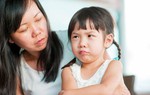 Con bị cô giáo phê bình, 3 phản ứng của người mẹ có thể ảnh hưởng đến tương lai của trẻ