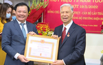 Nguyên Phó Chủ tịch Quốc hội Đặng Quân Thụy nhận Huy hiệu 75 năm tuổi Đảng