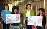 Hội LHPN tỉnh Phú Thọ nhận làm "Mẹ đỡ đầu" 2 chị em ruột mồ côi bố mẹ