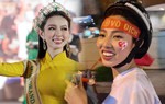 Bắt gặp Hoa hậu Thùy Tiên đội mũ bảo hiểm "đi bão" mừng U23 Việt Nam