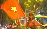 Cổ động viên Hà Nội "đi bão" xuyên đêm vì "về cũng không ngủ được"