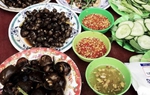 Quán ốc lâu đời nhất xứ Huế, lúc nào cũng kín bàn bởi thứ nước chấm "vừa ăn vừa khóc"