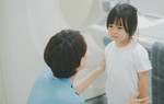 2 điều cha mẹ làm cho con trước khi ngủ 1 tiếng giúp trẻ có IQ lẫn EQ vượt trội
