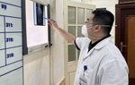 Nát bàn tay do vừa chơi điện tử vừa sạc điện thoại