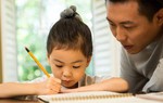 Cha mẹ đặt nặng thành tích hay thứ hạng sẽ gây nguy hại cho sự trưởng thành của trẻ