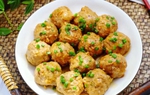 Thịt lợn viên tròn với củ sen hấp và sốt dầu hào