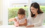 Giật mình khi con "dạy" bố mẹ về tiền 