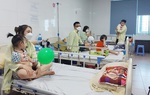 Trẻ tiêu chảy, viêm hô hấp: 2 sai lầm bố mẹ hay mắc khiến bệnh con nặng thêm