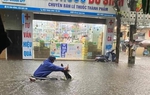 Hà Nội: Nhiều phương tiện giao thông "bơi" trong nước sau trận mưa lớn