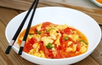 Làm trứng chưng cà chua, nên cho trứng hay cà chua vào trước?