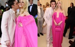Mới cưới, con dâu Beckham đã mặc váy xẻ táo bạo, mẹ chồng Victoria cũng chưa sexy đến vậy