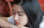 Nhìn qua khe cửa, tôi thấy anh rể đang quỳ rửa chân cho chị tôi