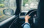 5 nguyên tắc giúp các chị em lái xe an toàn dưới trời mưa lớn
