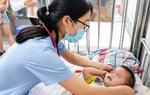 3 dấu hiệu dễ nhầm bị nhiệt cần đến viện ngay khi trẻ mắc bệnh chân - tay - miệng