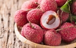 Bà đẻ ăn vải thiều được không?