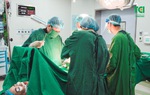 Cắt khối u như thai nhi 5 tháng tuổi cho một phụ nữ ở Hà Nội