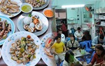 Quán ốc nằm trong hẻm nhỏ ở Quy Nhơn, khó tìm nhưng khách vẫn đông kín bàn