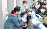 Thi vào lớp 10 ở TPHCM: Con hồi hộp, mẹ "đội nắng" chờ ngoài cổng trường