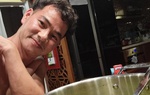 Xuân Bắc liên tục khoe ảnh ăn cơm nguội giữa đêm khuya