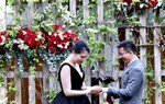Đám cưới tự thực hiện trong vườn, cô dâu mặc váy cưới màu đen gây chú ý