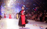 Hơn 100 mẫu nhí trình diễn áo dài ở Đất Tổ