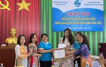 Phụ nữ thủ đô trao tặng áo dài cho phụ nữ biên cương