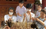 Hà Nội: Phụ huynh, học sinh đến Văn Miếu "cầu may" trước kỳ thi vào lớp 10 