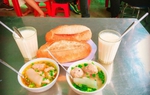 Quán bánh mì ngon nhất Đà Lạt lúc nào cũng đông nghịt, không đến sớm là hết sạch