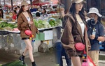 Dương Mịch đi chợ mà như sải bước sàn catwalk, khoe đôi chân thon danh bất hư truyền