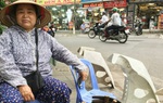 Mưu sinh bằng nghề "vá áo" cho xe máy, ô tô