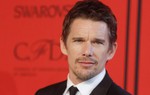 Tài tử Ethan Hawke: 4 thập kỷ làm “tắc kè hoa” diễn xuất