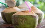 Uống nước dừa vào mùa hè tăng collagen nhưng cần tránh 7 “thời điểm độc” 