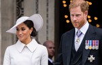Vợ chồng Meghan Markle rơi vào cảnh bế tắc vì hành vi không đúng với hoàng gia