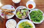Về thăm bố mẹ chồng, nhìn mâm cơm lúc hơn 12 giờ trưa mà tôi bật khóc