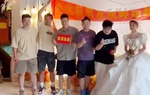 Cô dâu bất ngờ vì 9 người yêu cũ lên sân khấu cùng khẩu hiệu cực lạ