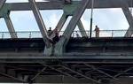 Cảnh sát giao thông giải cứu thành công 1 thai phụ có ý định nhảy cầu tự tử