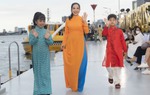 Trẻ có hoàn cảnh khó khăn trình diễn thời trang trên bến Bạch Đằng