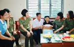 Phụ nữ Công an dâng hương tri ân các Liệt sĩ và Bà mẹ Việt nam Anh hùng 