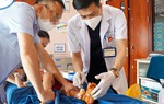 Bé 28 tháng tuổi bị dập nát bàn chân do cổng trượt tự động