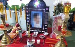 Bé trai 18 tháng tuổi tử vong, tạm giữ mẹ và cha dượng