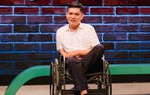 Người thầy đi xe lăn truyền cảm hứng cho trẻ nhỏ