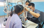 Một phụ nữ bị vỡ thủy tinh thể khi đứng xem máy cắt cỏ hoạt động