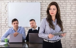 Nhìn gợi tình, nháy mắt liên tục bị coi là quấy rối tình dục: Mơ hồ và khó chứng minh